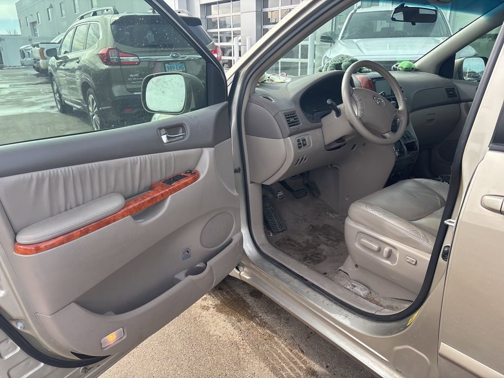 Used 2010 Toyota Sienna XLE image 11