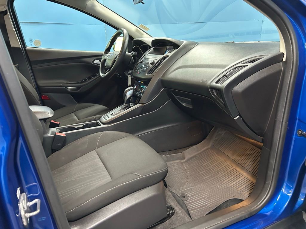 Used 2018 Ford Focus SE w/ SE Appearance Package image 43