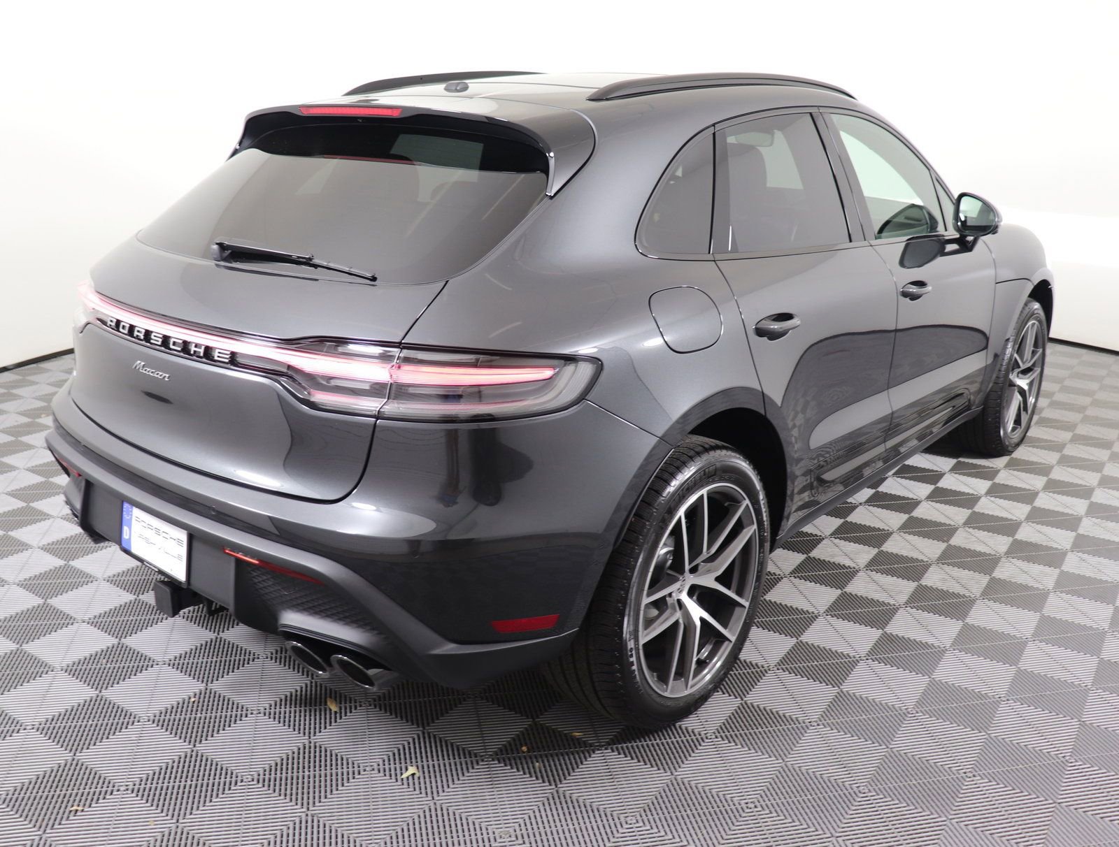 Certified 2025 Porsche Macan AWD/4WD image 10