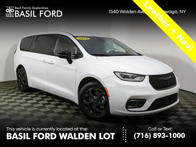 Used 2024 Chrysler Pacifica Select image 1