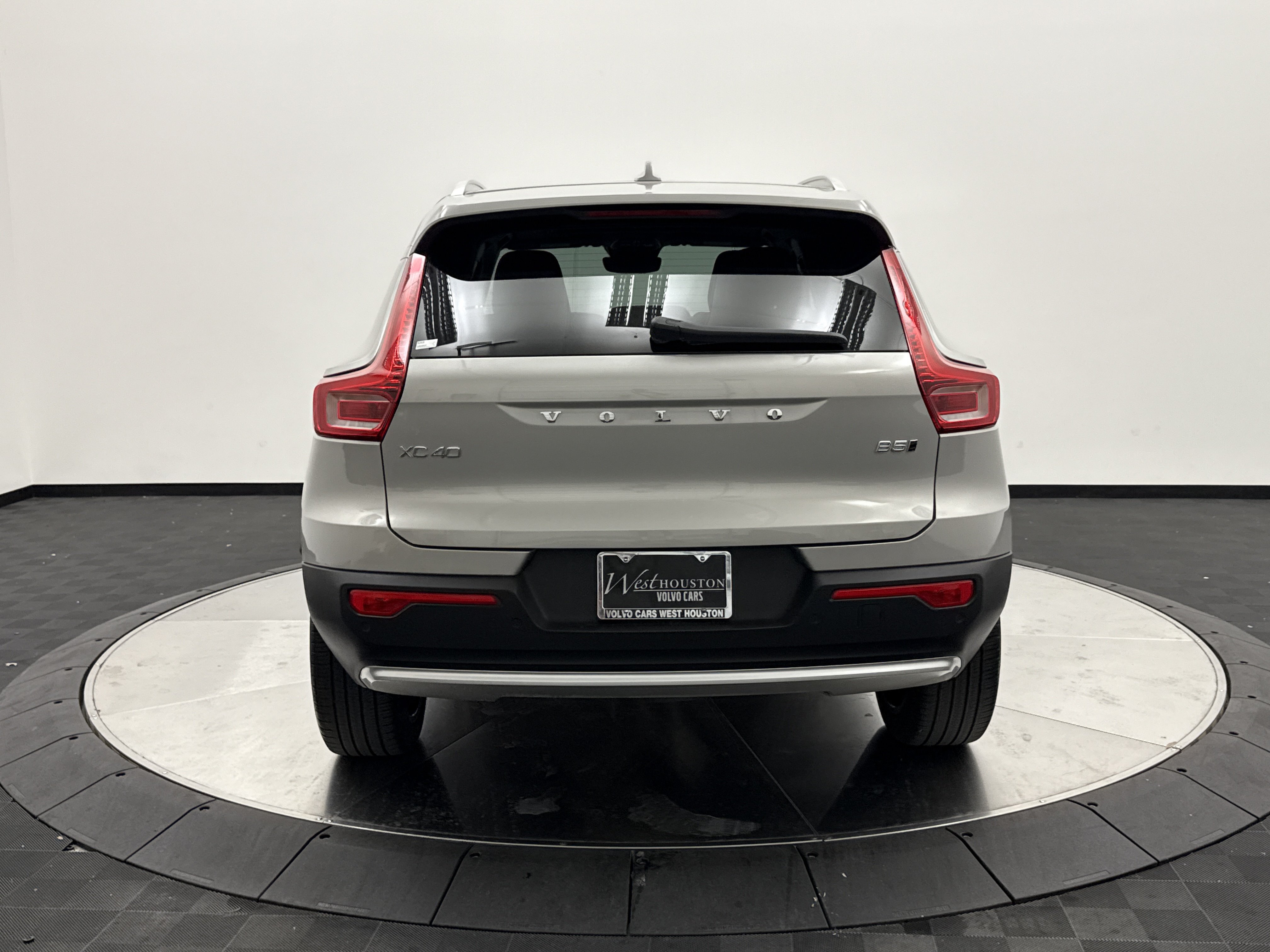 Certified 2024 Volvo XC40 B5 Plus AWD/4WD image 6