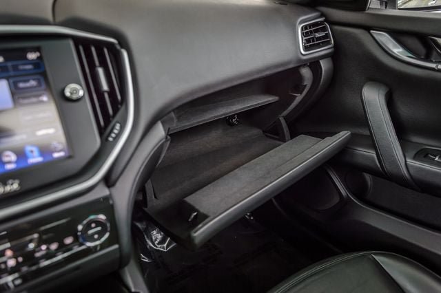 Used 2016 Maserati Ghibli RWD image 35
