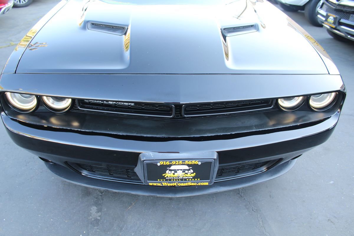 Used 2016 Dodge Challenger SXT image 9