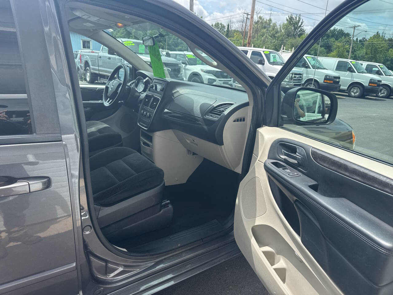 Used 2017 Dodge Grand Caravan SE image 8