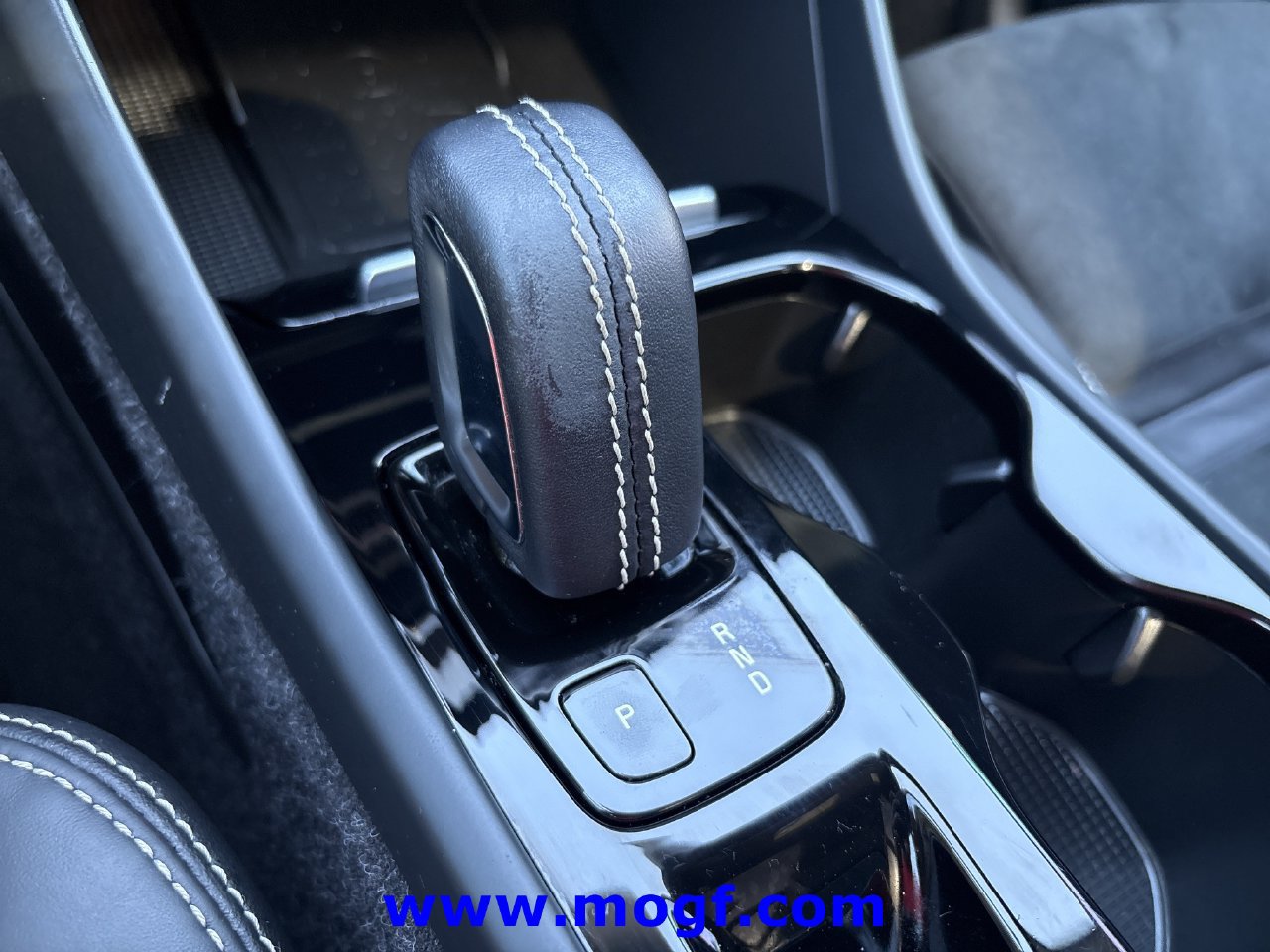 Used 2021 Volvo XC40 T4 R-Design w/ Advanced Package FWD image 8