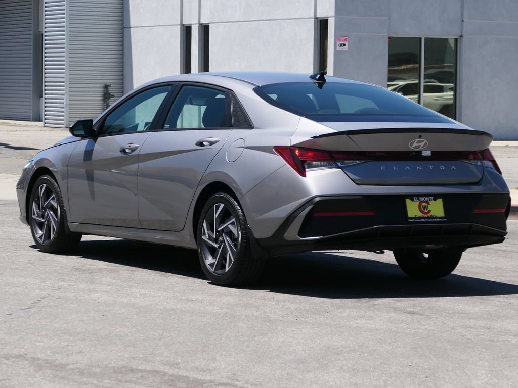 Certified 2025 Hyundai Elantra Sport FWD image 5