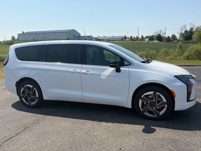 New 2027 Chrysler Pacifica Limited w/ Family Tech Group AWD/4WD image 4