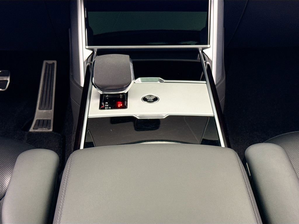 Used 2024 Land Rover Range Rover SE image 12