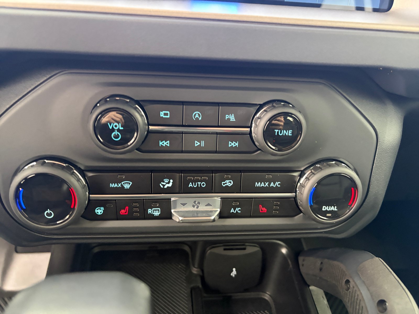 Used 2025 Ford Bronco Outer Banks w/ Sasquatch Package AWD/4WD image 29