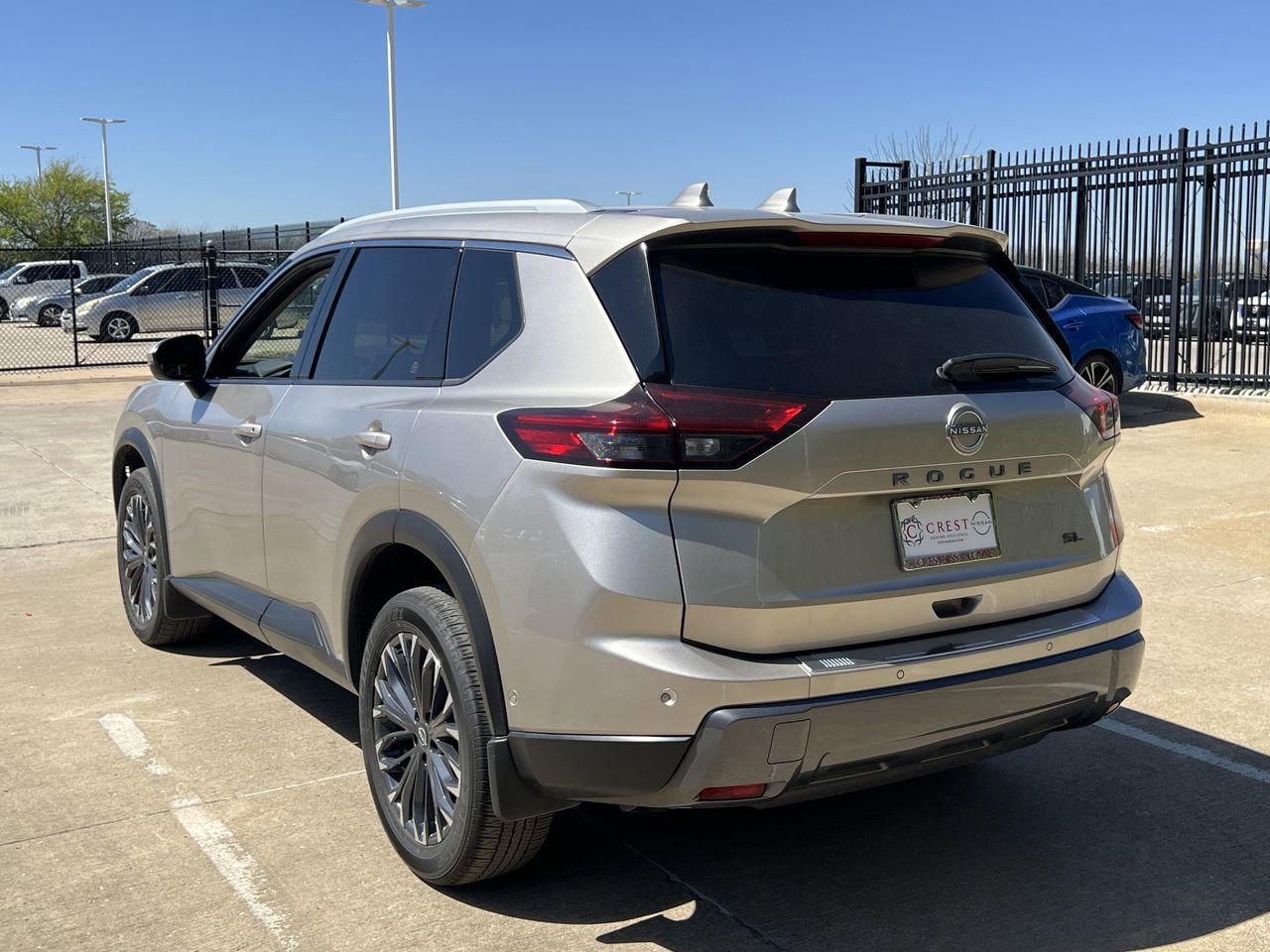 Used 2025 Nissan Rogue SL w/ Tech Package image 2