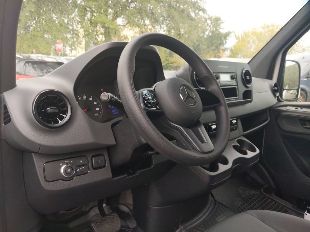 Used 2022 Mercedes-Benz Sprinter 2500 image 13