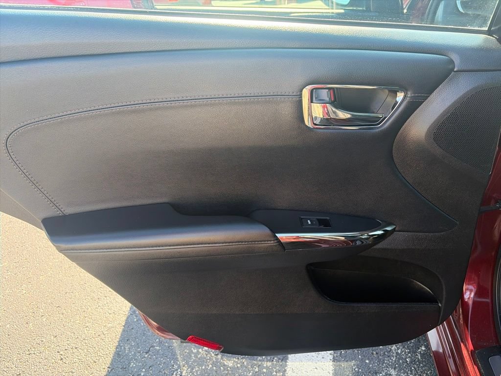 Used 2015 Toyota Avalon Limited w/ Technology Package FWD image 29