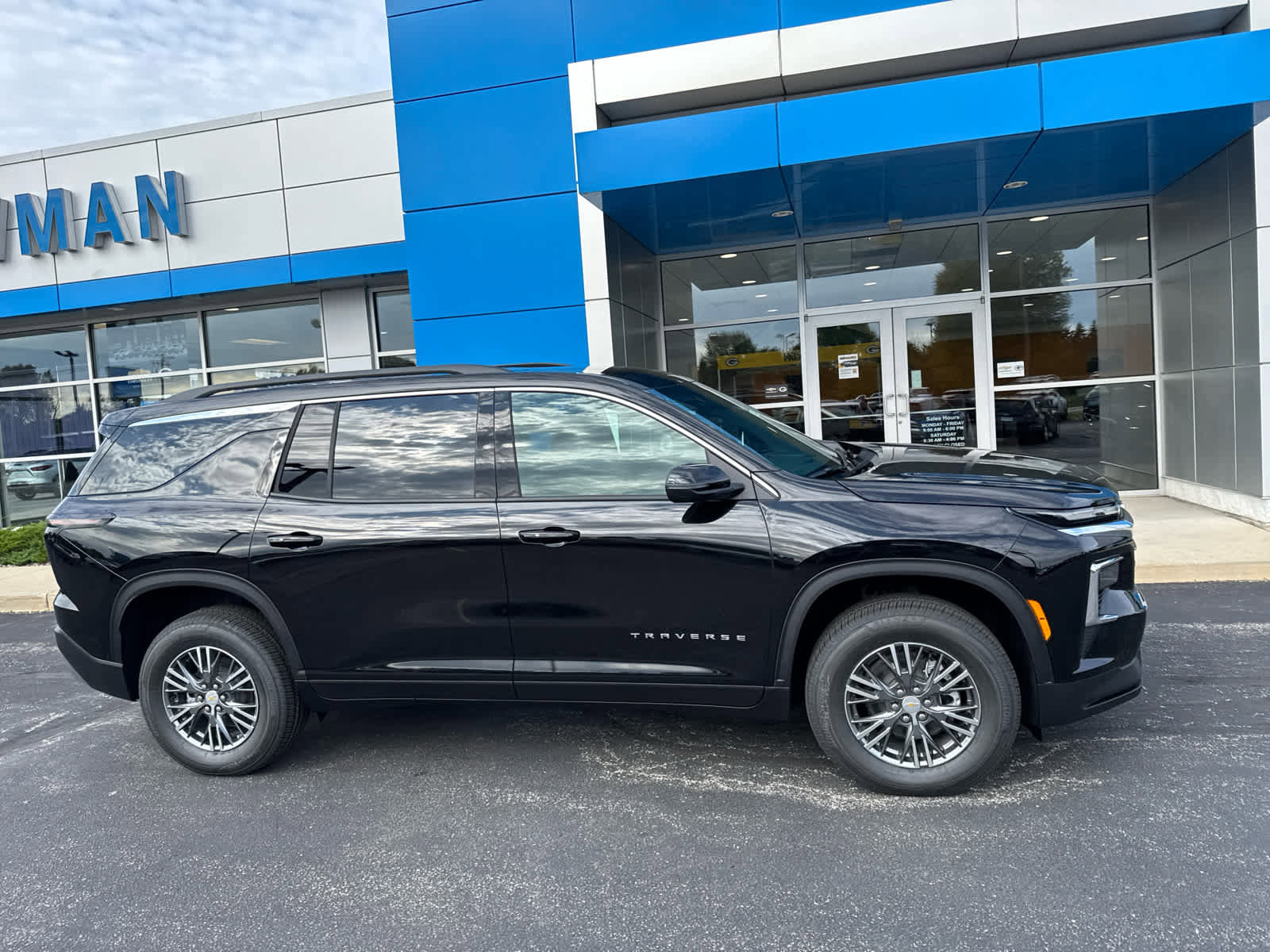 New 2026 Chevrolet Traverse LT image 2