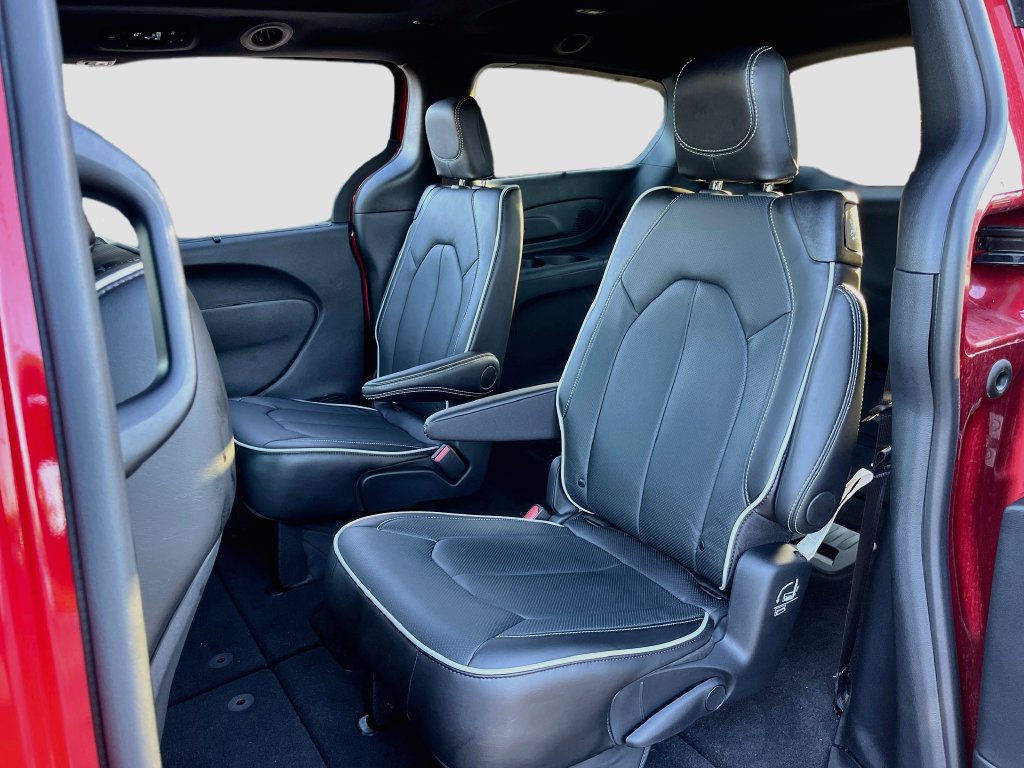 Used 2025 Chrysler Pacifica Limited FWD image 25
