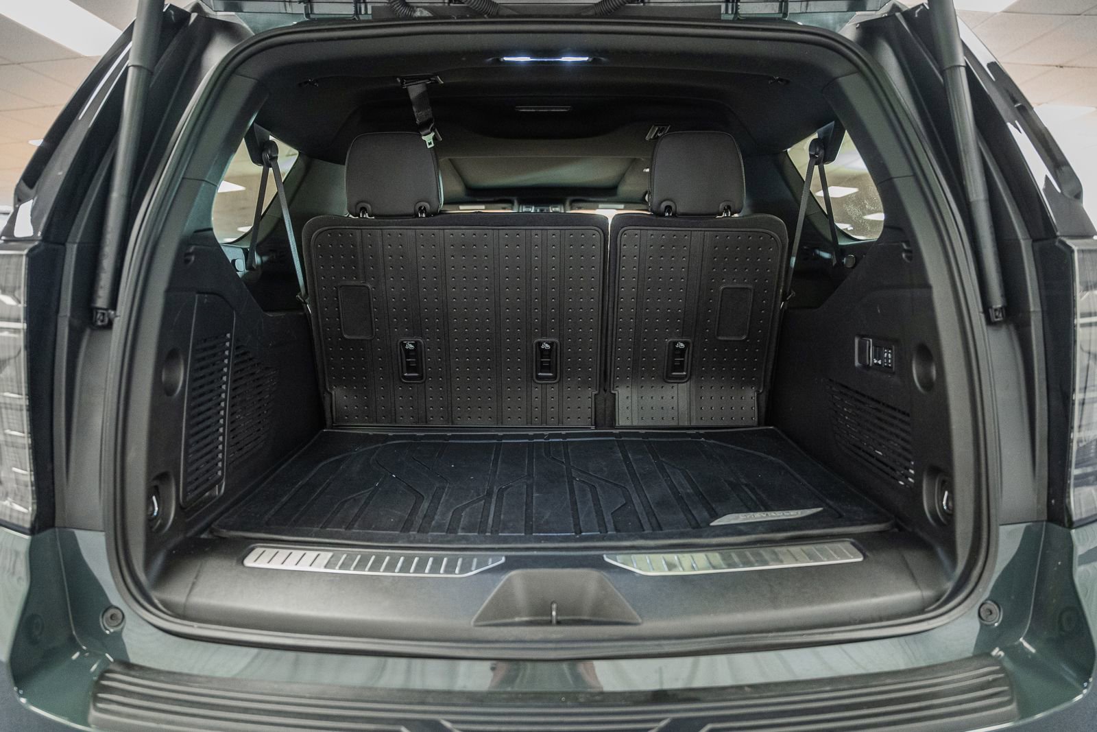 Used 2025 Chevrolet Suburban RST w/ Advanced Technology Package image 11