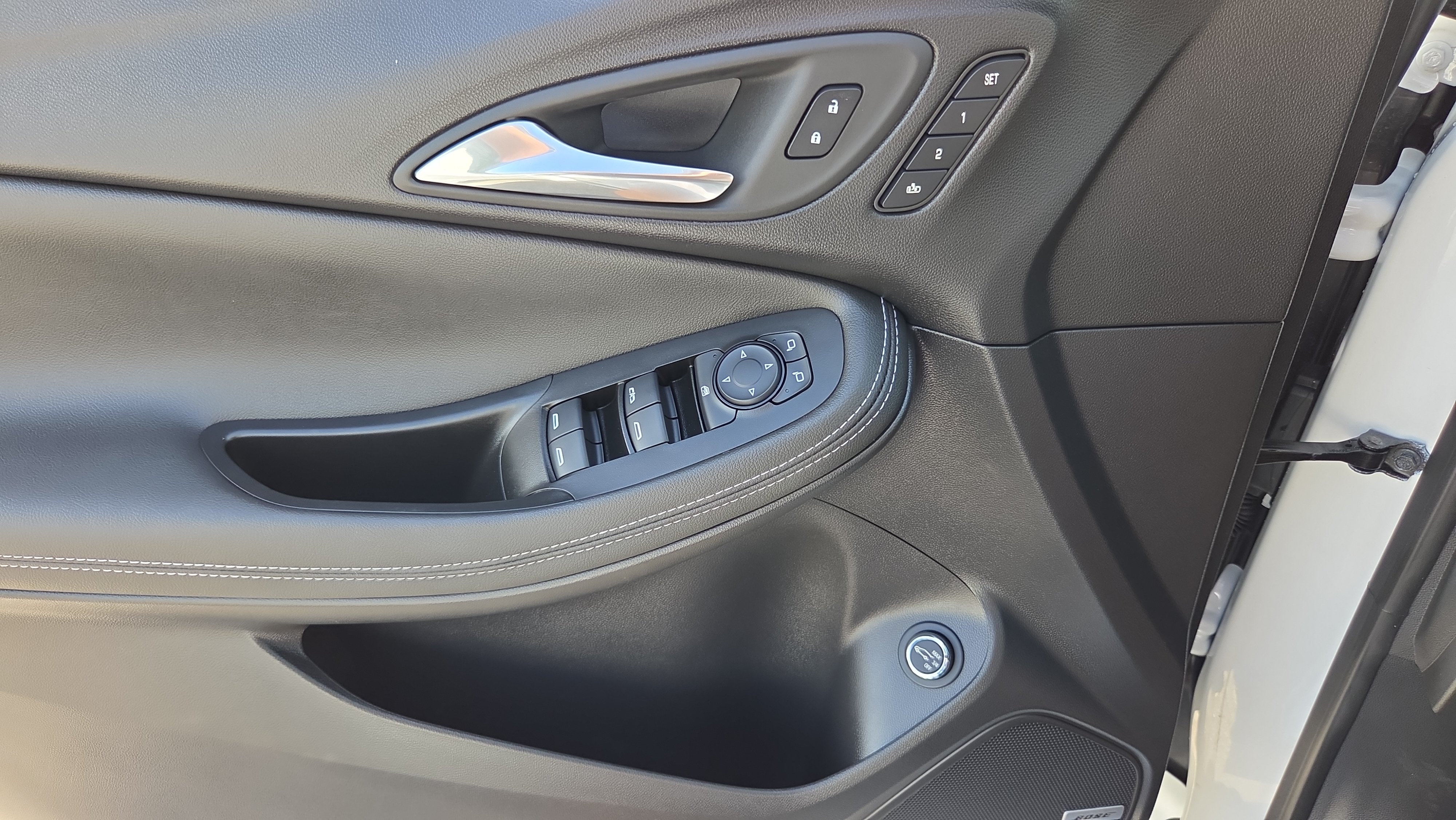 Certified 2024 Buick Encore GX Avenir w/ Avenir Convenience Package FWD image 31