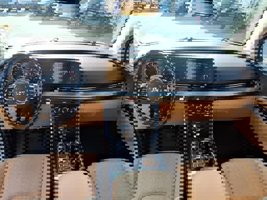 Used 2022 Kia Carnival LX image 12