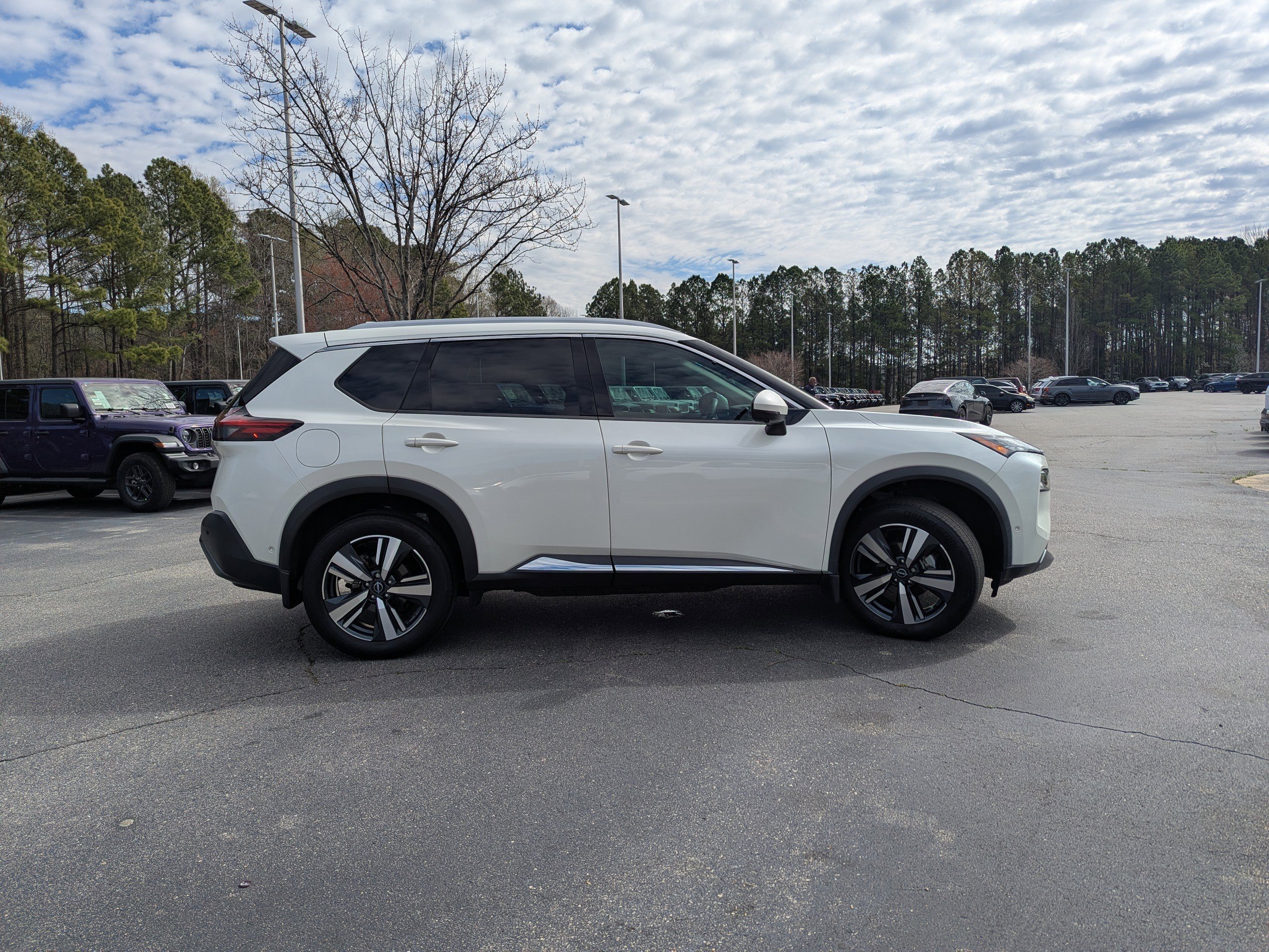 Used 2023 Nissan Rogue SL w/ SL Premium Package image 4