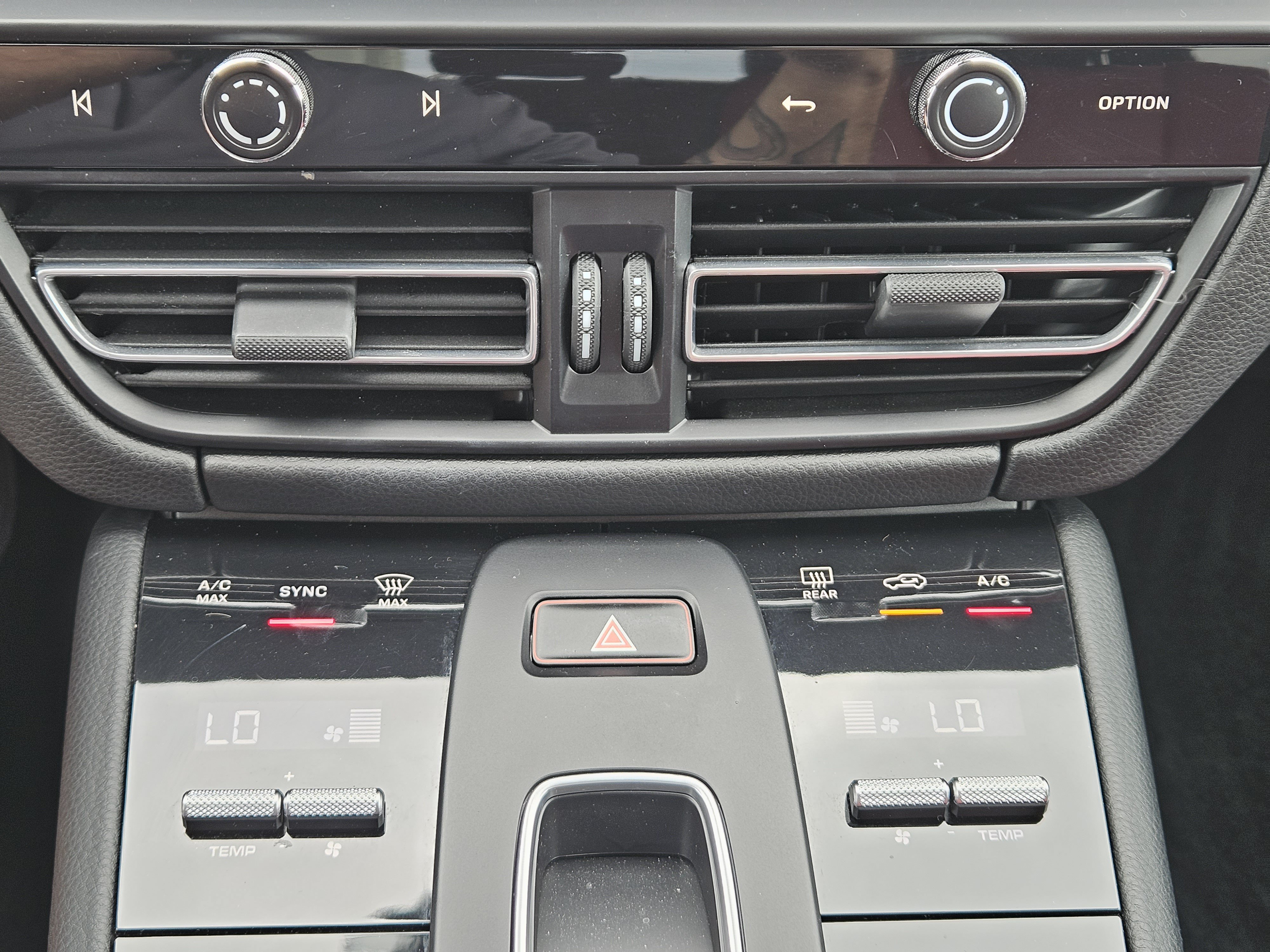Certified 2023 Porsche Macan S AWD/4WD image 19