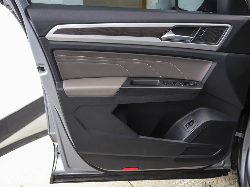 Used 2023 Volkswagen Atlas SE w/ Panoramic Sunroof Package image 9