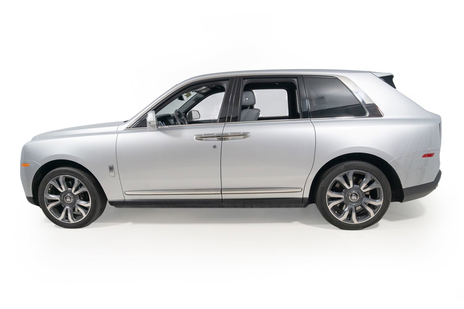 Used 2023 Rolls-Royce Cullinan AWD/4WD image 3