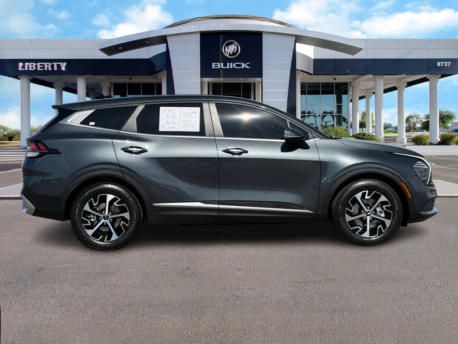 Used 2025 Kia Sportage EX image 2