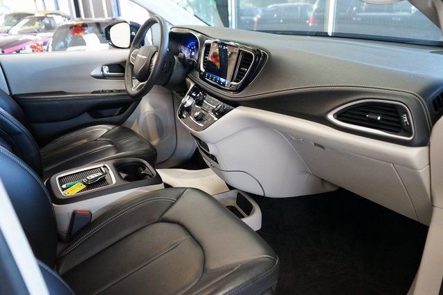 Used 2022 Chrysler Pacifica Touring-L image 42