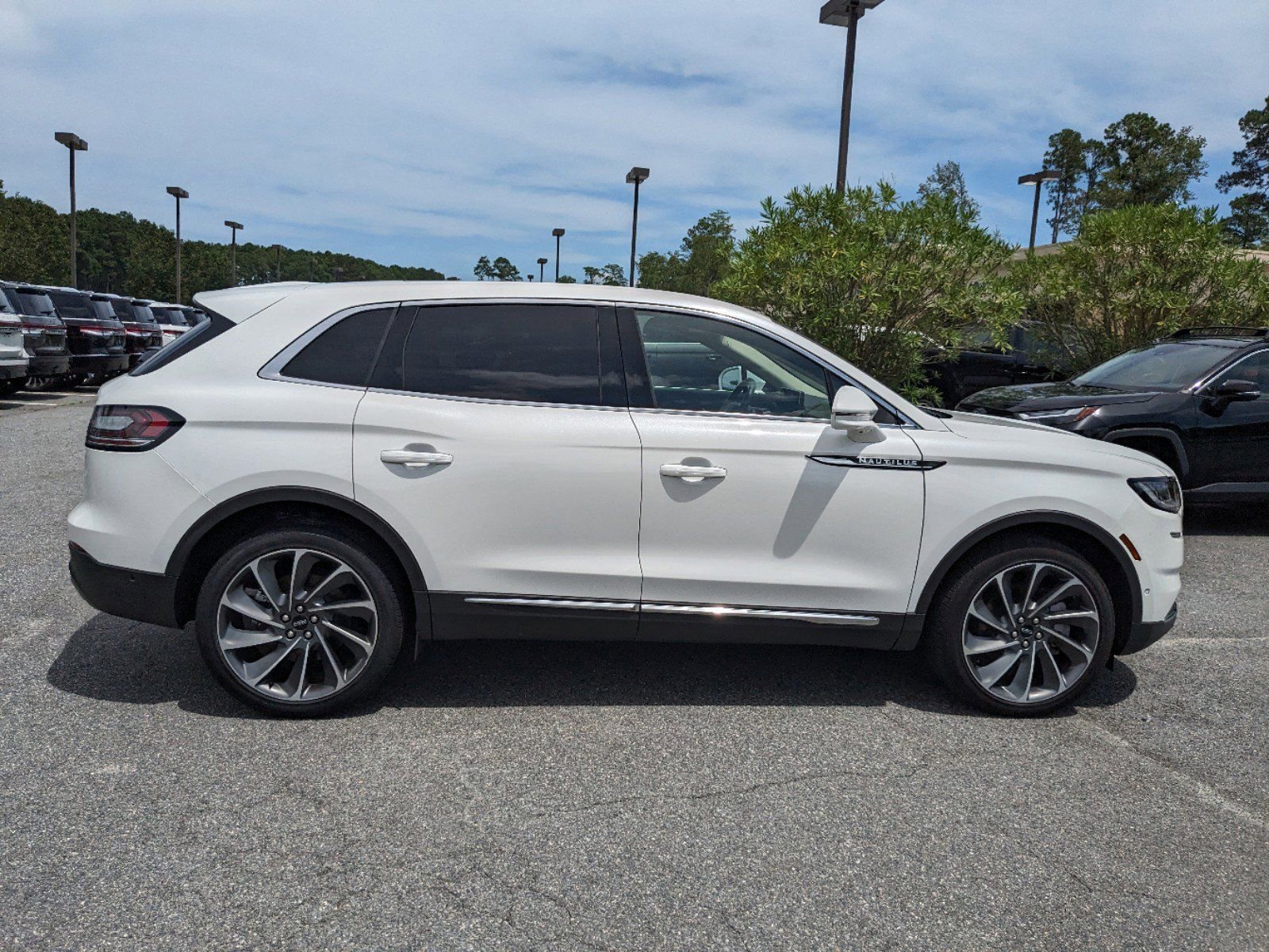 Certified 2023 Lincoln Nautilus Reserve w/ Equipment Group 202A image 4