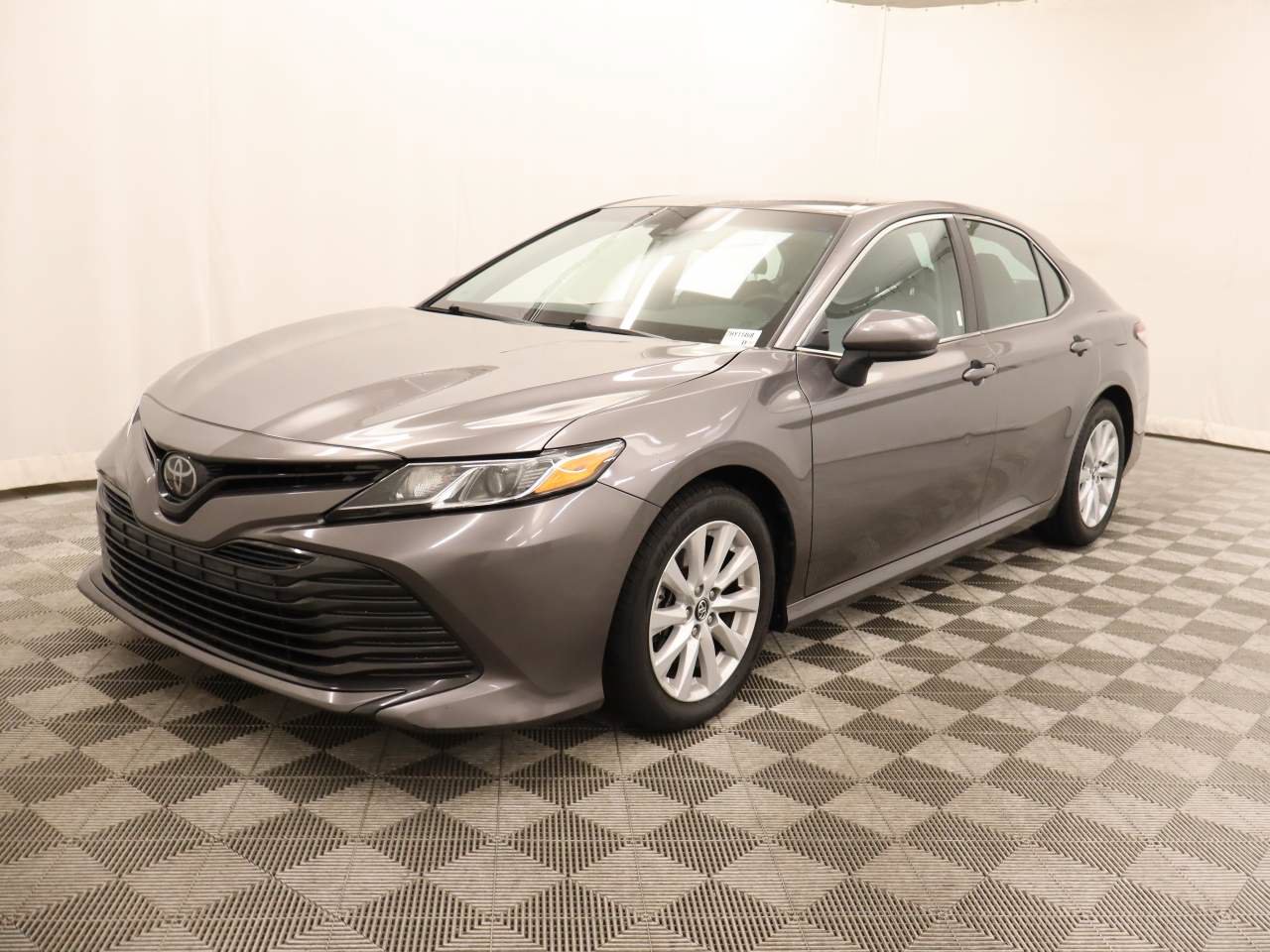 Used 2018 Toyota Camry LE FWD image 1