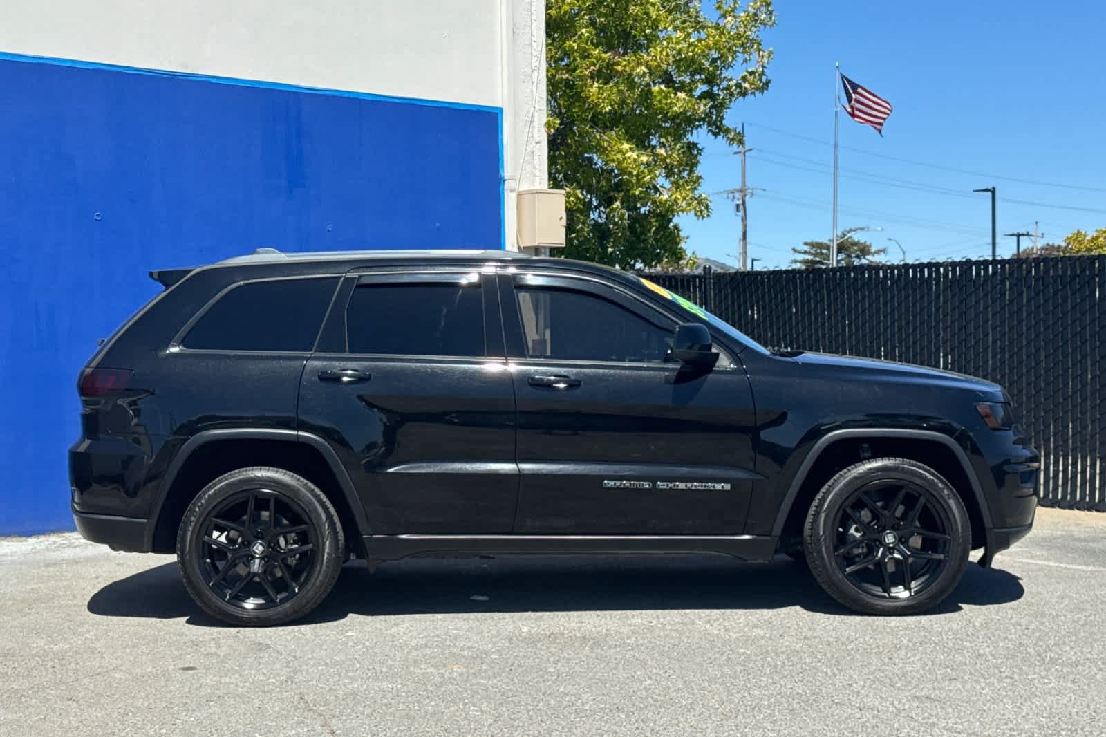 Used 2020 Jeep Grand Cherokee Laredo w/ Laredo X Package RWD image 2