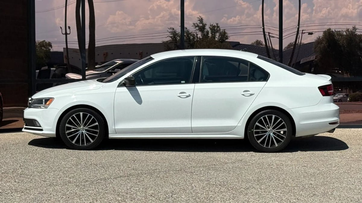 Used 2016 Volkswagen Jetta Sport FWD image 4