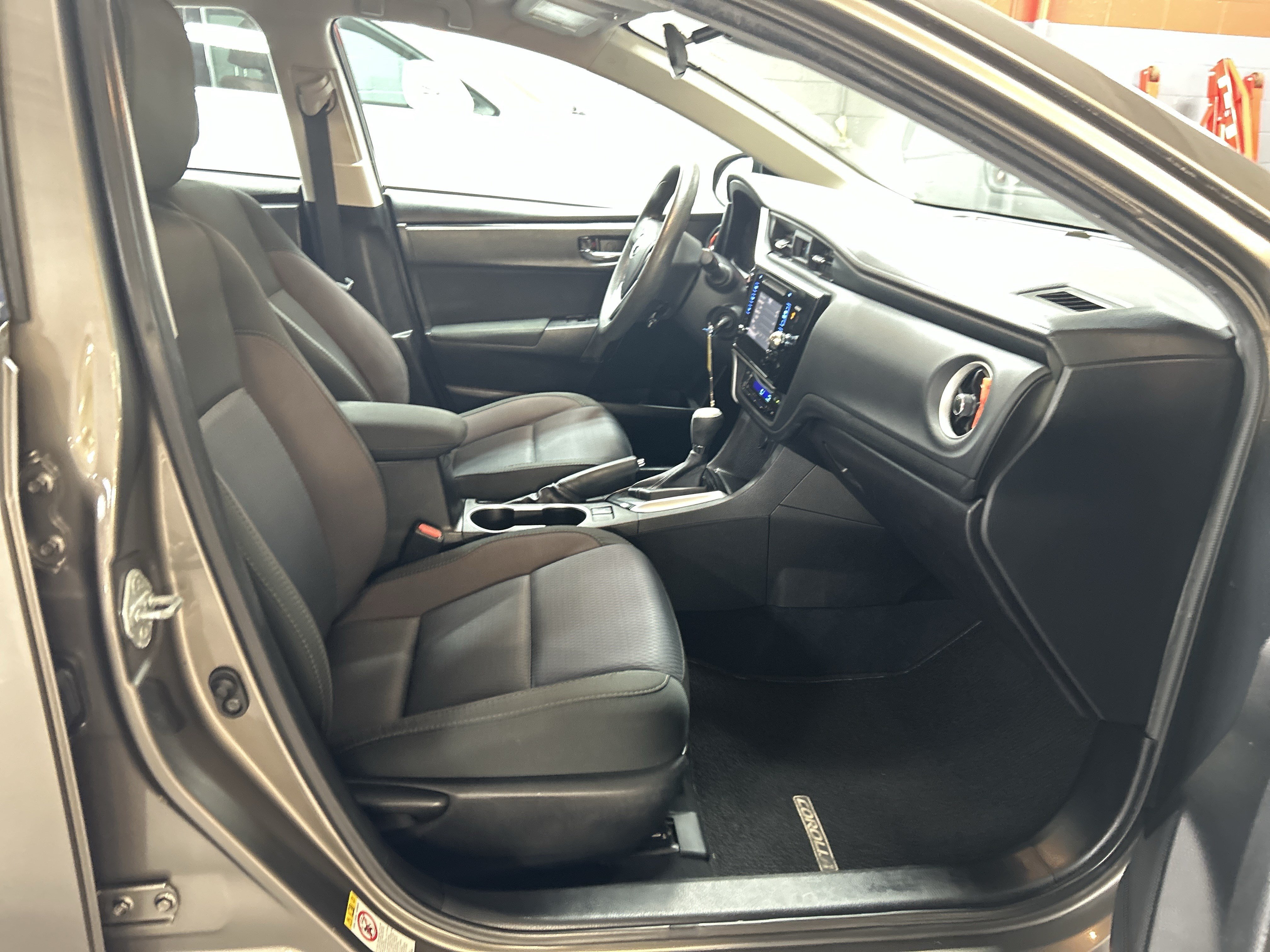Used 2017 Toyota Corolla LE FWD image 31