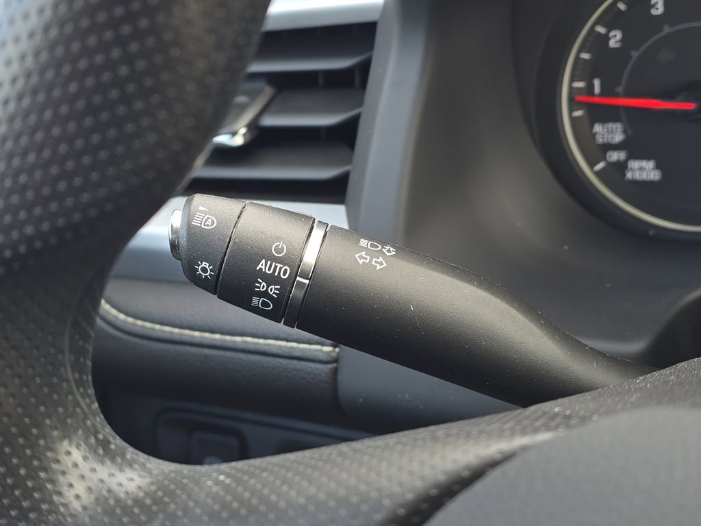 Used 2023 GMC Acadia SLE image 18