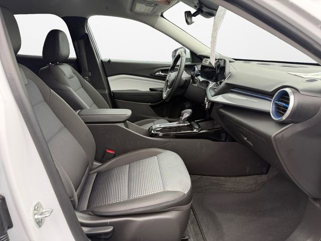 Used 2025 Chevrolet Trax LT w/ LT Convenience Package image 15