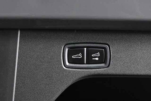 Certified 2025 Porsche Macan Electric image 32