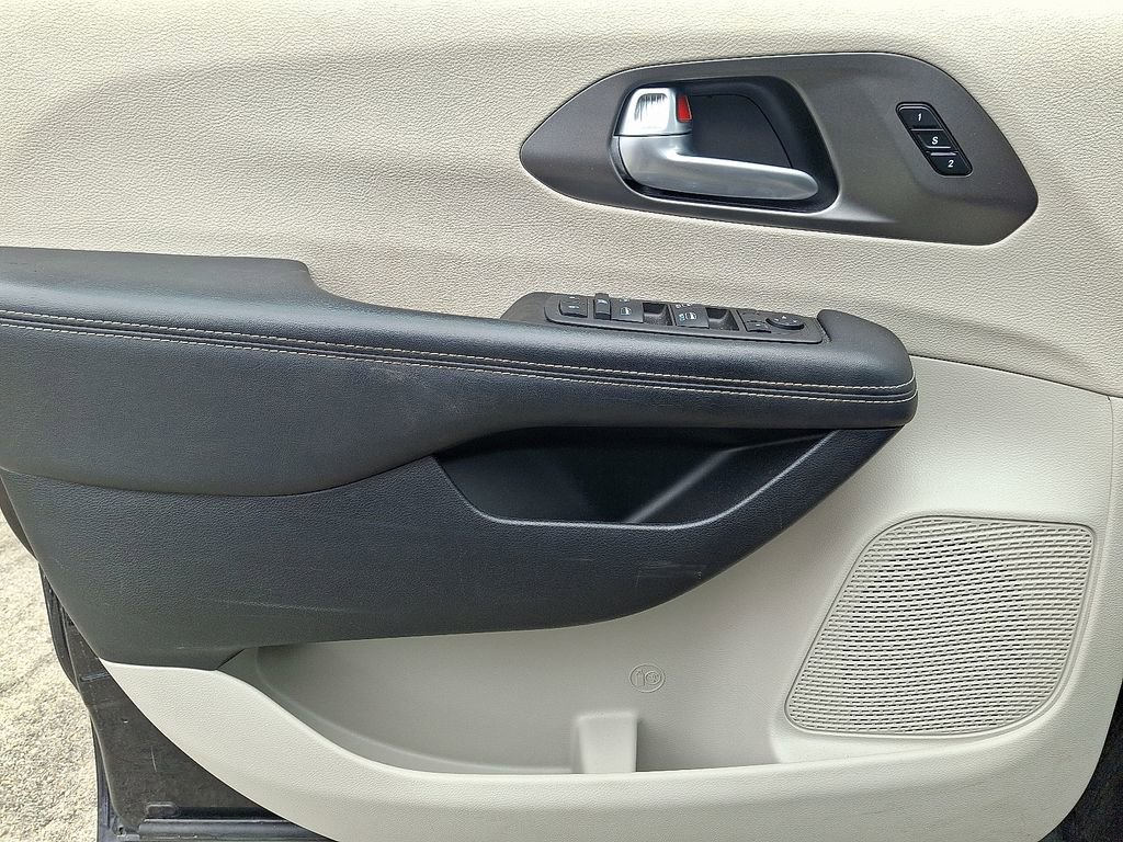 Used 2024 Chrysler Pacifica Touring-L FWD image 12