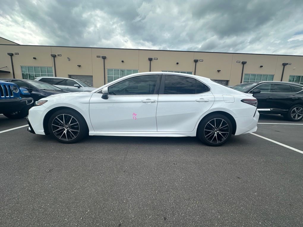 Used 2021 Toyota Camry SE FWD image 4
