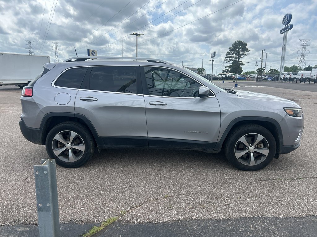 Used 2019 Jeep Cherokee Limited w/ Technology Group AWD/4WD image 2