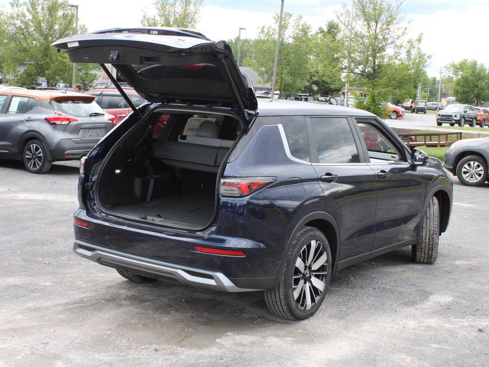 New 2025 Mitsubishi Outlander SE image 9