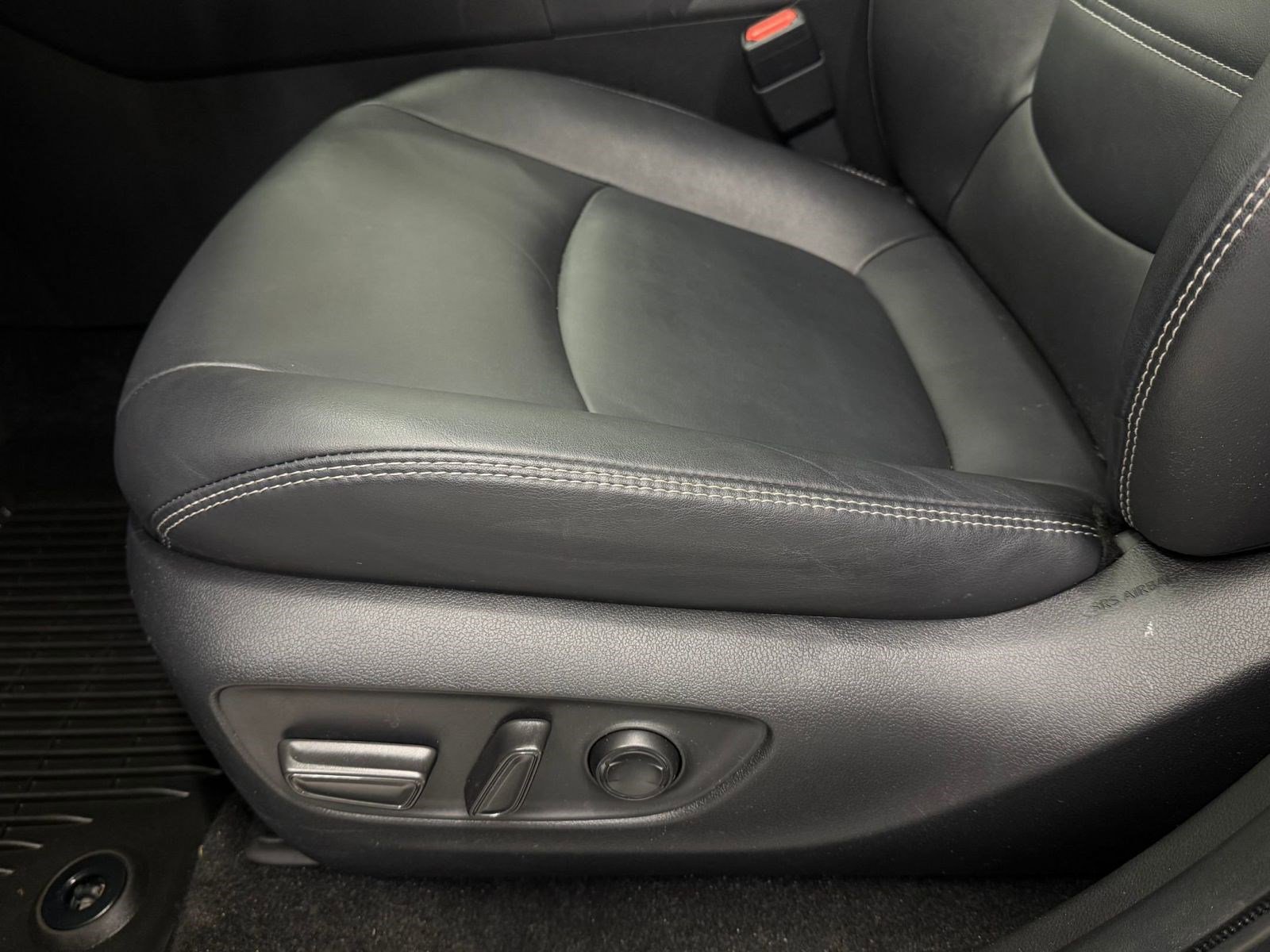 Used 2022 Toyota RAV4 XLE Premium image 11