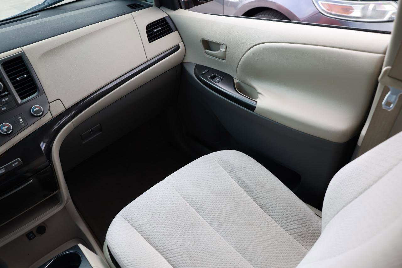 Used 2011 Toyota Sienna LE image 22