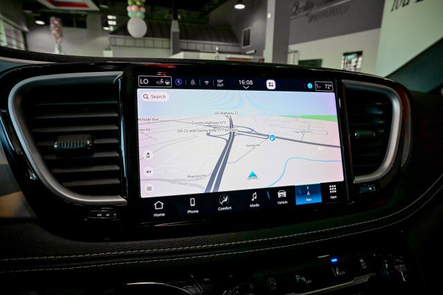 Used 2021 Chrysler Pacifica Touring-L w/ S Appearance Package image 34