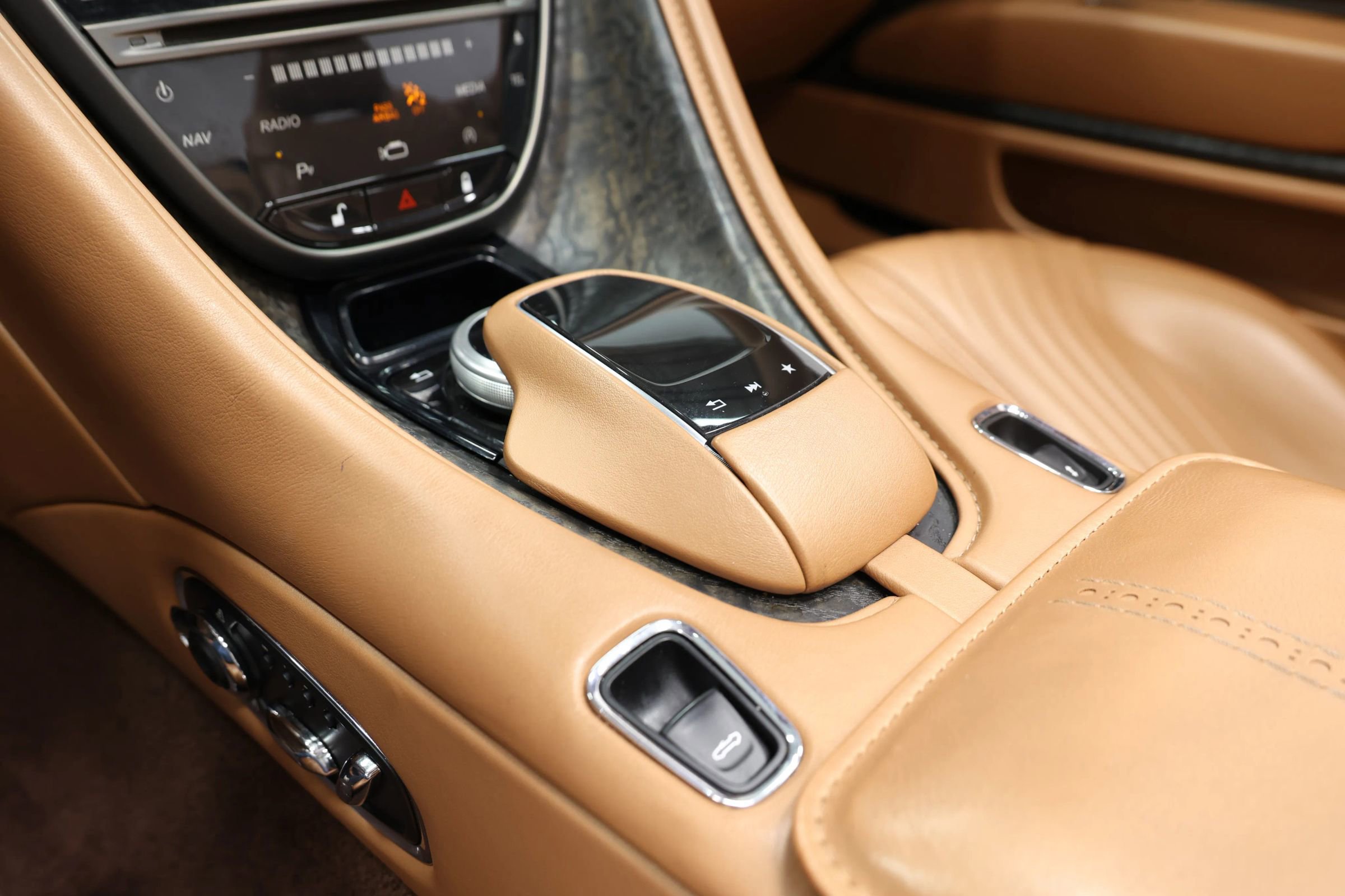 Used 2020 Aston Martin DB11 Volante image 39