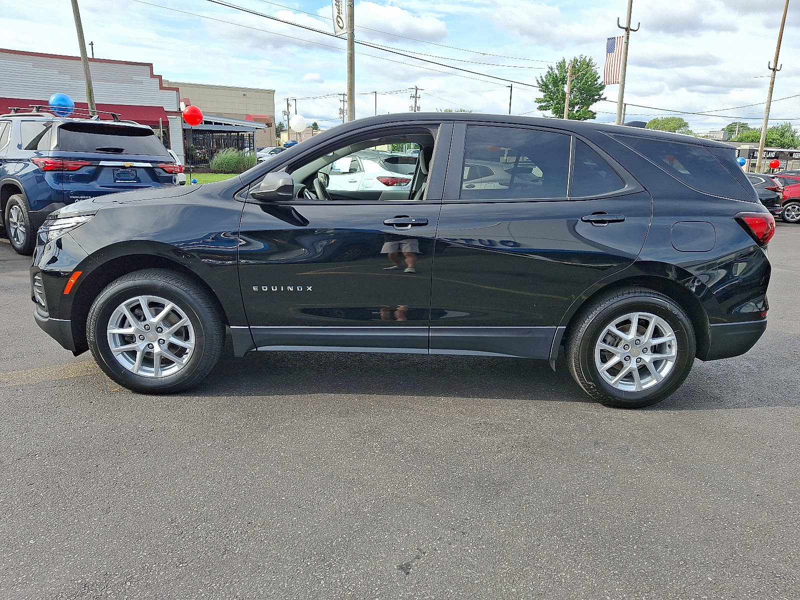 Used 2023 Chevrolet Equinox LS w/ LS Convenience Package image 2
