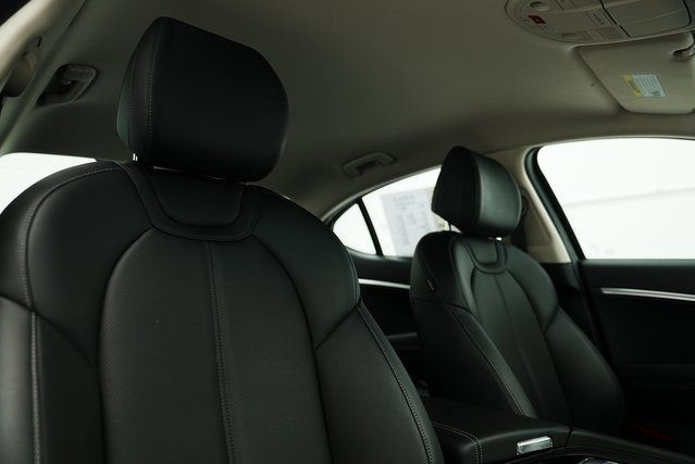 Used 2025 Genesis G70 2.5T image 25