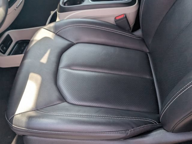 Used 2024 Chrysler Pacifica Touring-L FWD image 21