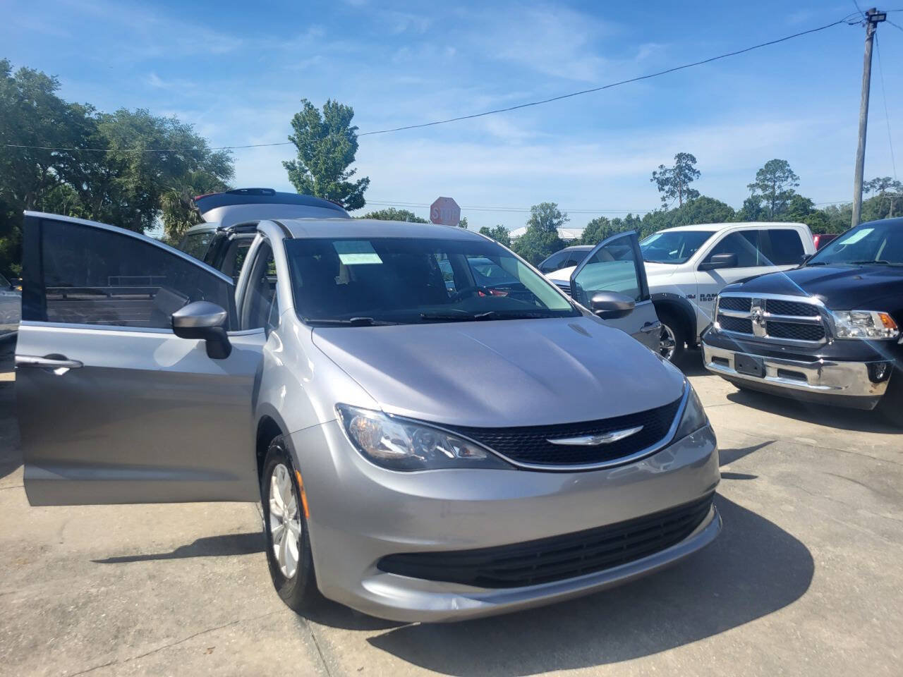 Used 2017 Chrysler Pacifica Touring w/ Tire & Wheel Group FWD image 72