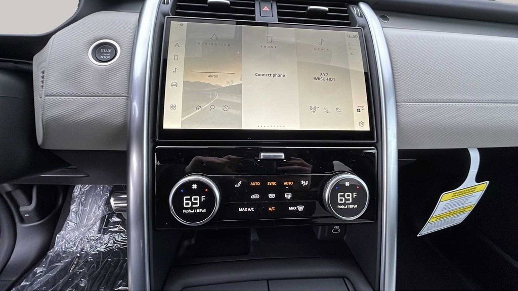New 2024 Land Rover Discovery Dynamic SE image 14