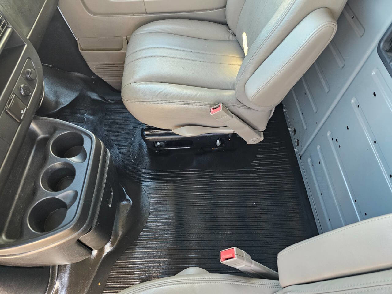 Used 2015 Chevrolet Express 2500 Extended image 34