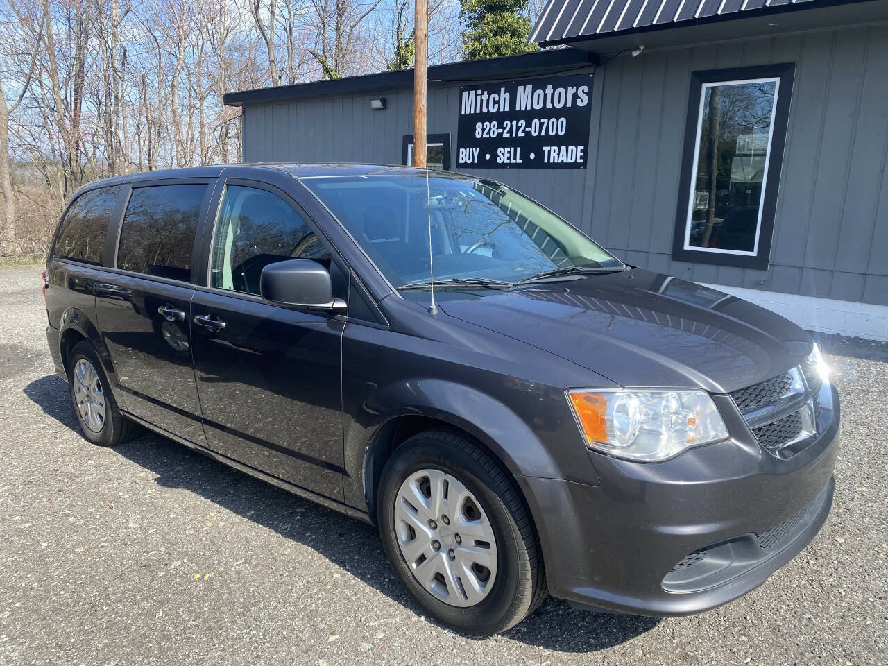 Used 2018 Dodge Grand Caravan SE w/ UConnect Hands-Free Group image 1